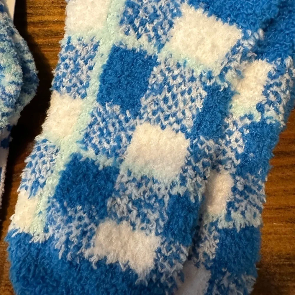 2 PAIRS AIR PLUS ALOE INFUSED FUZZY SOCKS NWT SIZE 5-11